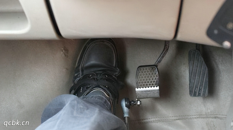 離合和油門一起踩會(huì)有什么后果