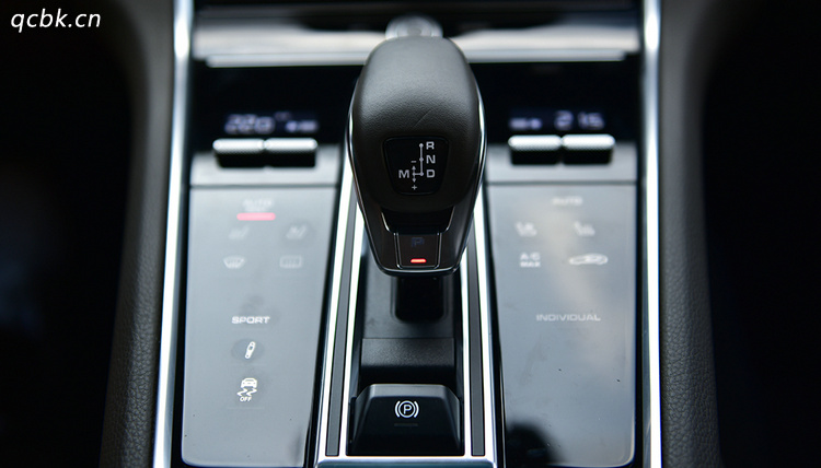 等紅綠燈時是掛n檔還是一直踩剎車