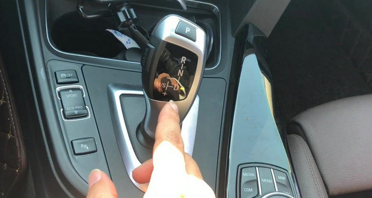 怎樣開自動(dòng)擋車起步