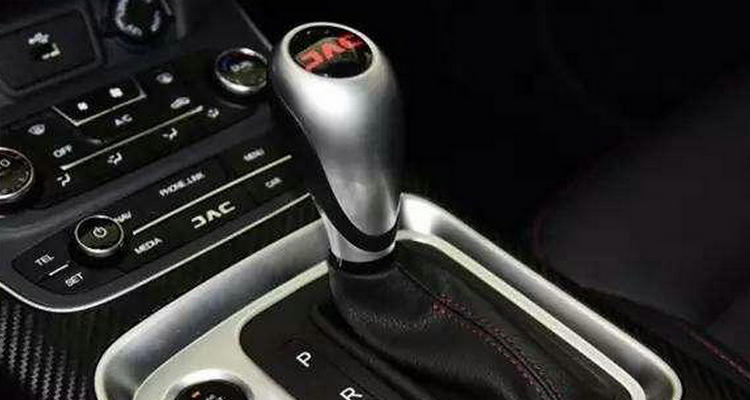 自動擋車等紅燈時應(yīng)該掛什么檔位