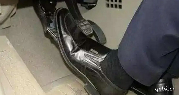 手動(dòng)擋先松離合還是先松剎車