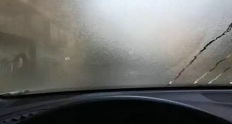 車前窗內(nèi)有霧氣怎么處理