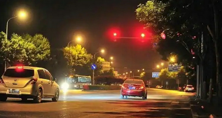 開車闖紅燈扣幾分罰多少