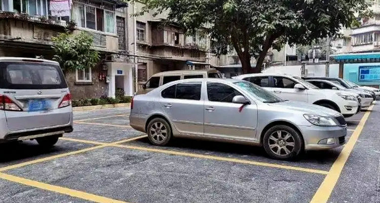 在路邊停車位停車沒交費(fèi)會怎么樣