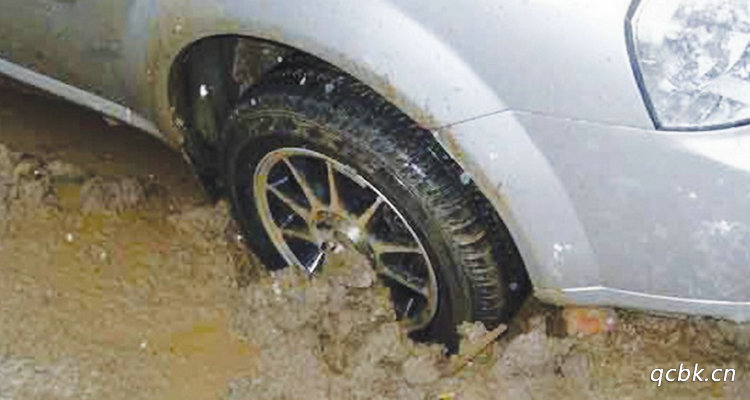車子陷入泥坑怎么辦