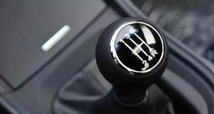 手動(dòng)擋怎么啟動(dòng)打火 手動(dòng)擋汽車點(diǎn)火步驟