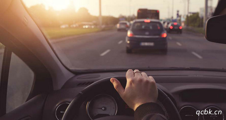 高速時(shí)方向盤抖動(dòng)是什么原因