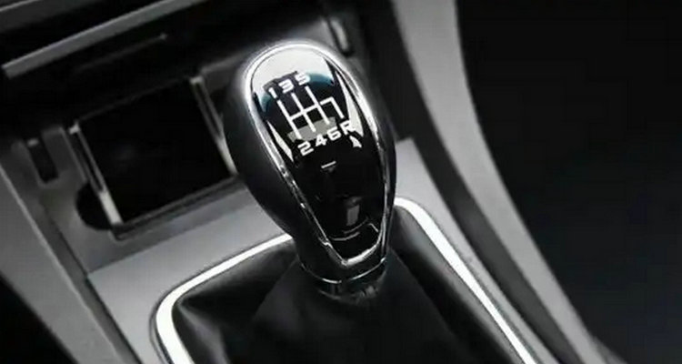 手動擋汽車起步正確方法