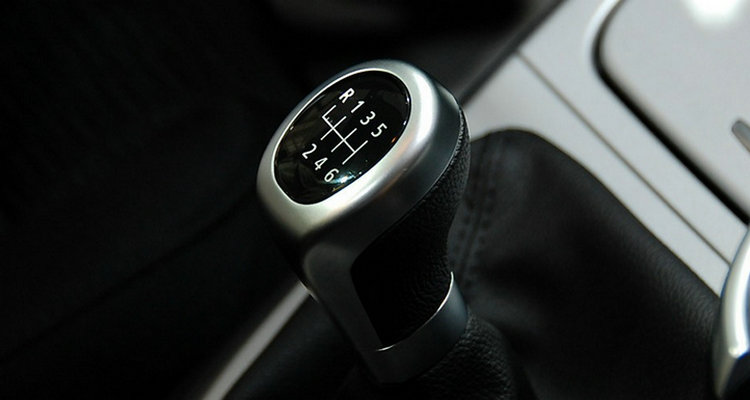 手動擋倒車怎么操作