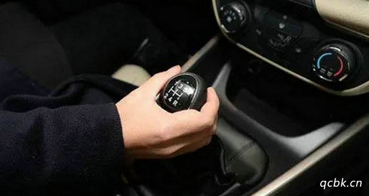 開手動(dòng)擋的車正確的操作是什么