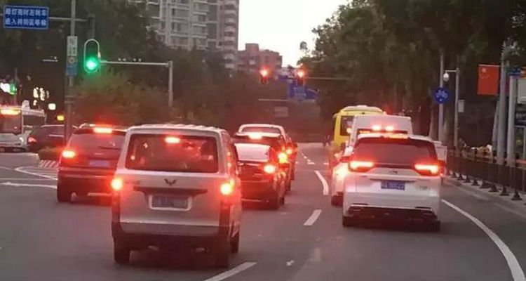 等紅燈時(shí)掛D檔還是N檔