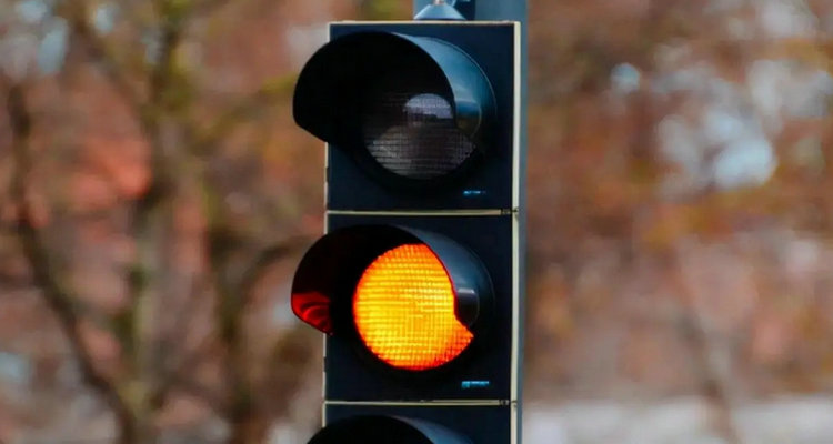 黃燈2秒時(shí)沖過去算不算闖紅燈