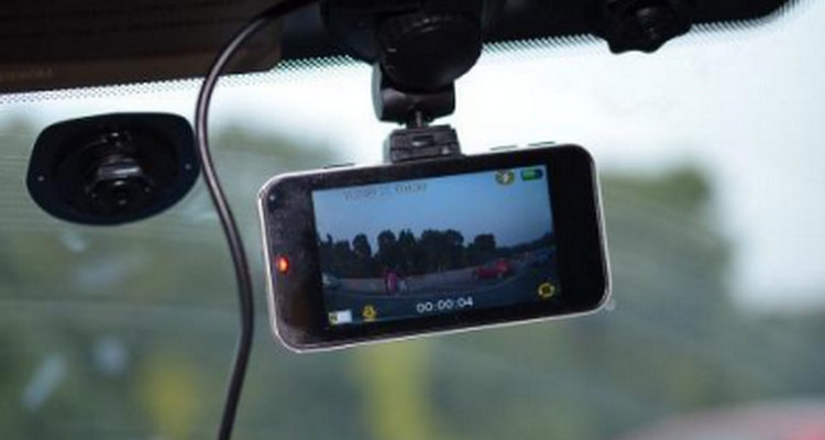 行車記錄儀走暗線好還是接點煙器好