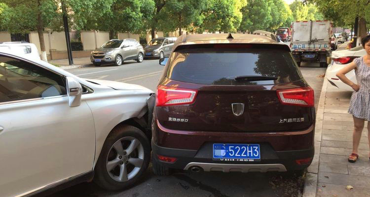 車(chē)停在路邊被撞了怎么處理