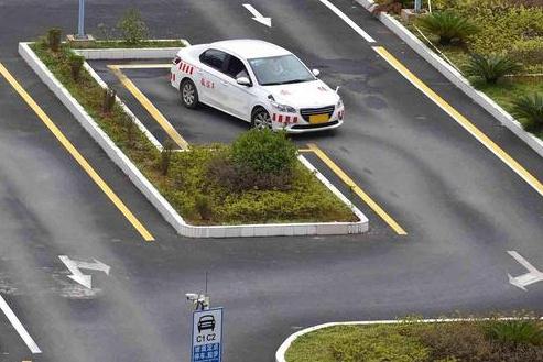 學(xué)駕照年齡有怎樣的要求，年齡不夠不能學(xué)