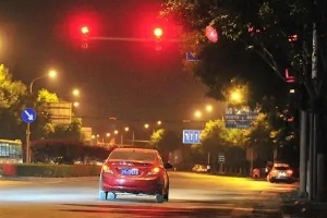 闖紅燈幾天可以查到違章信息，一般2-5個(gè)工作日（最晚不超過(guò)13個(gè)工作日）