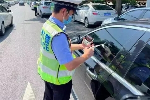 違?？鄱嗌俜至P款多少，具體看處于什么地方（市區(qū)違停只罰款200元不扣分）標(biāo)志圖片