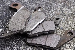 4個(gè)剎車片一般多少錢，根據(jù)車型和剎車片材料定價(jià)（一般一到三百之間）