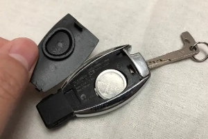 奔馳鑰匙電池怎么換，大部分鑰匙的電池型號(hào)是cr02253v（內(nèi)附更換步驟）