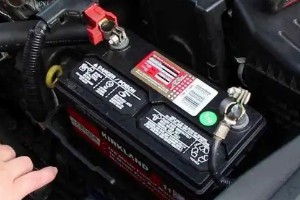 汽車電瓶多少錢(qián)一個(gè) 電瓶售價(jià)300元一個(gè)(3年使用壽命)