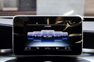 奔馳c中控屏幕不亮了 可以重新啟動(dòng)系統(tǒng)、檢查鏈接線路、換保險(xiǎn)絲