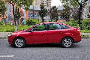 福克斯和英朗哪個(gè)好 ?？怂箘恿Ω鼜?qiáng)(英朗車長4.6米)