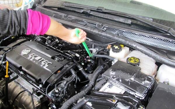 保持發(fā)動機(jī)內(nèi)部潔凈 發(fā)動機(jī)清洗劑是什么