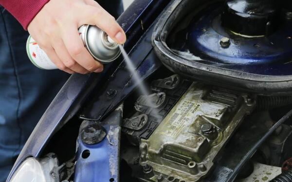 保持發(fā)動機(jī)內(nèi)部潔凈 發(fā)動機(jī)清洗劑是什么