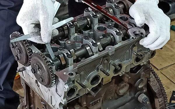 控制氣門的開啟和閉合 發(fā)動機(jī)凸輪軸是什么