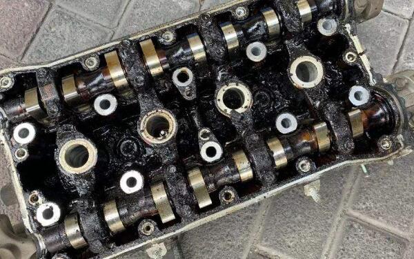 控制氣門的開啟和閉合 發(fā)動機(jī)凸輪軸是什么