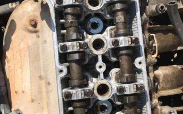 控制氣門的開啟和閉合 發(fā)動機(jī)凸輪軸是什么