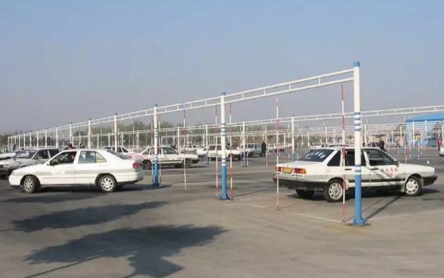 學(xué)駕照年齡上限是多少，根據(jù)車型來分