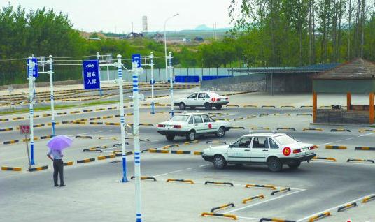 學(xué)駕照年齡有怎樣的要求，年齡不夠不能學(xué)