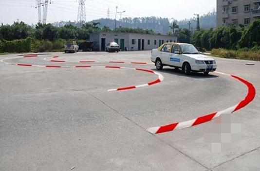 科目二s彎技巧看點(diǎn)位置，掌握三個(gè)點(diǎn)輕松過關(guān)