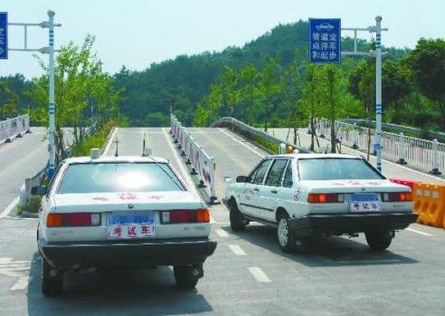 科目二上坡起步絕不會(huì)熄火的訣竅，手眼腳要配合好