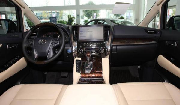 豐田埃爾法黃金特別版，舒適感強(qiáng)，動(dòng)力足