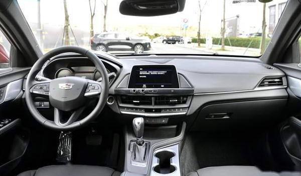 凱迪拉克CT4豪華型，顏值高油耗低（顏值控的選擇）