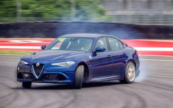 阿爾法羅密歐giulia保養(yǎng)費用 阿爾法羅密歐giulia多久保養(yǎng)一次