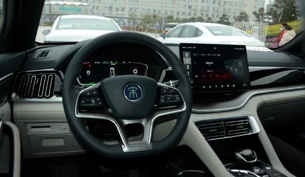 宋PLUS DM-i上市，超強(qiáng)動(dòng)力快人一步（新潮流的顏值搭配）