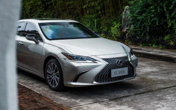 享譽全球的經(jīng)典車型 雷克薩斯es300h新款價格多少