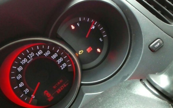 發(fā)動機故障標志亮燈怎么辦 發(fā)動機故障燈亮什么原因