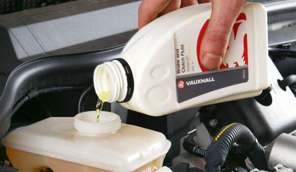 制動距離增加甚至失靈 剎車油多長時(shí)間更換一次