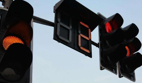 越過(guò)停止線停車(chē)算不算闖紅燈 闖紅燈扣幾分罰多少錢(qián)