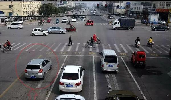 越過(guò)停止線停車(chē)算不算闖紅燈 闖紅燈扣幾分罰多少錢(qián)