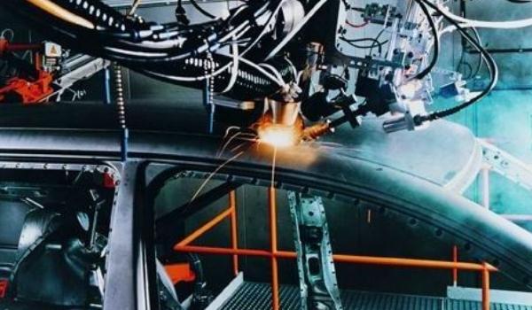 激光焊接車身，焊縫寬度控制在2mm以下（精準(zhǔn)可控）