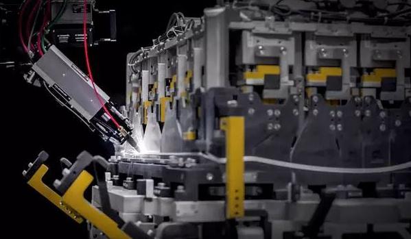 激光焊接車身，焊縫寬度控制在2mm以下（精準(zhǔn)可控）