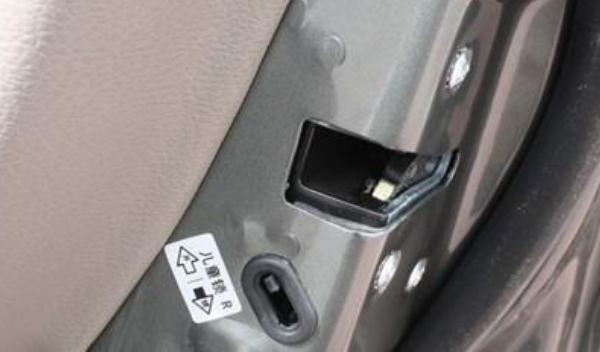 兒童鎖分為旋鈕式和撥動(dòng)式（均能保證孩子安全）