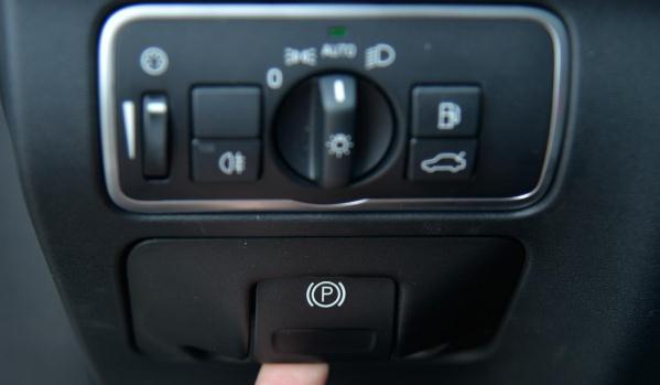 電子差速鎖，車速低于40公里/小時(shí)啟動(dòng)（提高行車安全）