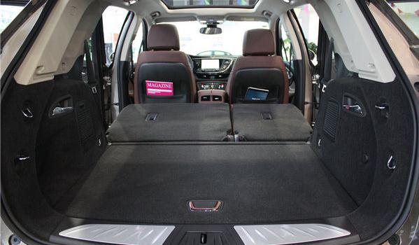 后排座椅放倒，加大空間容積大（自駕游還能舒服的睡覺）