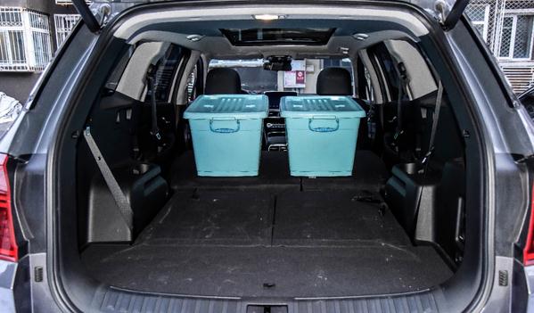 后排座椅放倒，加大空間容積大（自駕游還能舒服的睡覺）